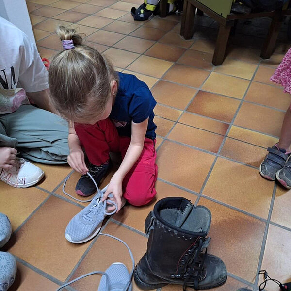 Tying shoelaces