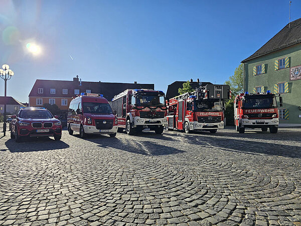 Fahrzeuge der FF Nittenau auf dem Kirchplatz