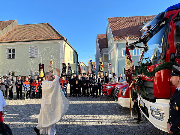 Segnung des HLF 20 durch Pfarrer Kruschina